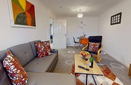 Heaton Apartment | Romford Retreat - Modern 2BR Apartment