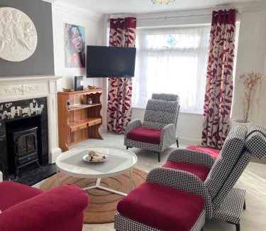 Chadwell Apartment | Romford Town House - 4-5 Bedroom