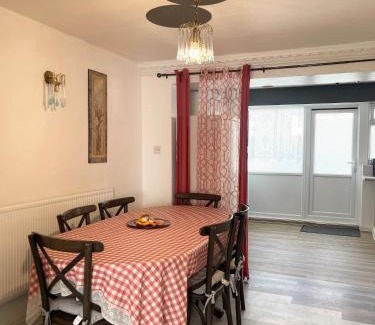 Chadwell Apartment | Romford Town House - 4-5 Bedroom