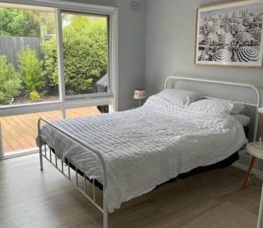 Tootgarook House | Ronny's at Tootgarook. Spacious villa, walk to beach.