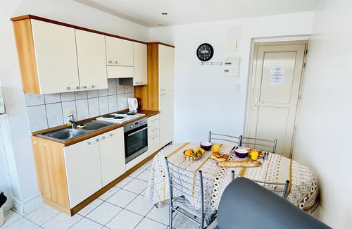 Forges-les-Bains Apartment | Ronsard: Apartment 300 meters from the spa (unlimited parking)