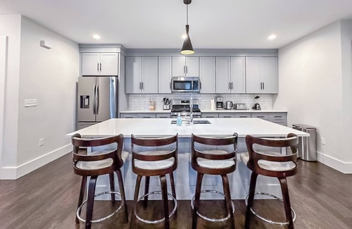 Neponset - Port Norfolk Apartment | Roof Deck 6Bedrooms, W/D, Parking, Baby Crib