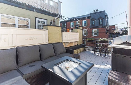 Southwest Center City House | Roof Deck Fire Pit Parking *Penn/CHOP *Sleeps 7