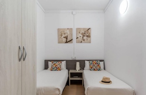 El Poble-sec House | Roof Terrace apartments! Single beds!