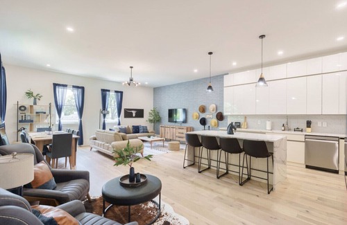 Berry Hill House | Rooftop - 4 br - 4 ba - 2 Car Garage!