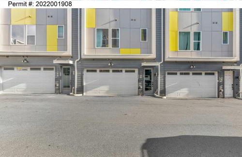 Talbot's Corner House | Rooftop Deck 2 Car Garage Near Downtown Nashville