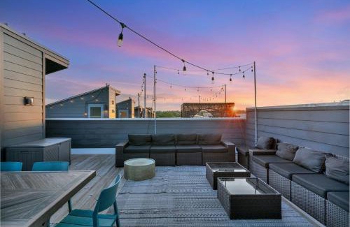 Talbot's Corner House | Rooftop Deck 2 Car Garage Near Downtown Nashville