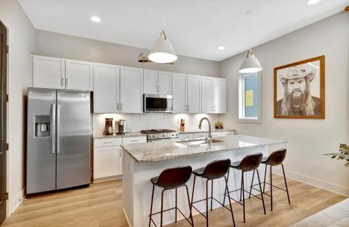 Talbot's Corner House | Rooftop Deck 2 Car Garage Near Downtown Nashville