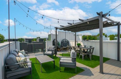 Katie Hill Neighborhood House | Rooftop Deck and Rec Room Minutes to DWNTN