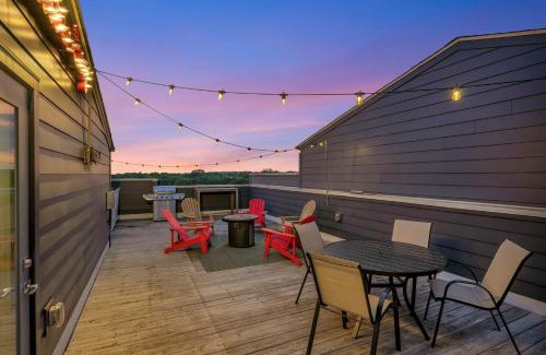 Talbot's Corner House | Rooftop Deck Grill Ping Pong Near Downtown Nashville
