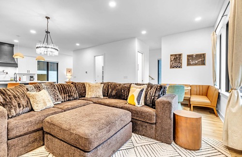 Hurwood Heights House | Rooftop Deck Hot Tub Retreat in Downtown Nashville