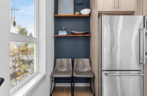 West Seattle House | Rooftop Deck! King Bed! AC, Restaurants/Pubs, Pet-Friendly