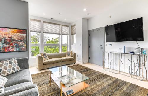 Park View Apartment | Rooftop Deck with City Views Walkable DC Getaway!