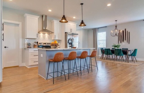 Hope Gardens House | Rooftop Fire Pit ~ 2 mil to Brdwy ~ Sleeps 11