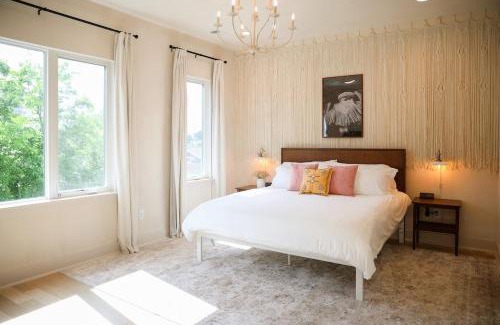 Buena Vista Apartment | Rooftop, Firepit, King, Smart TVs, 6min drive to Broadway