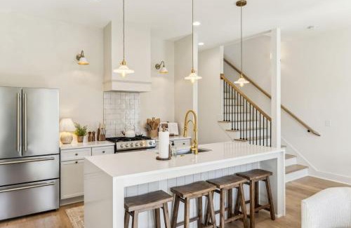 Buena Vista Apartment | Rooftop, Firepit, King, Smart TVs, 6min drive to Broadway