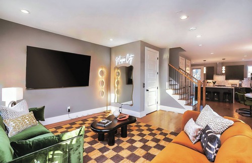 Katie Hill Neighborhood House | ROOFTOP HOT TUB- FIRE PIT- MASSIVE CITY VIEWS