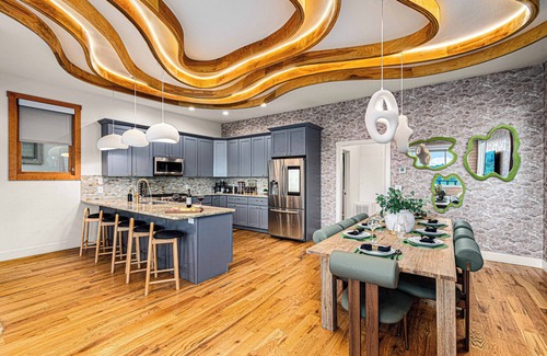 Asheville House | 🌄 Rooftop hot tub + panoramic views 🧖 Sauna, cold plunge, steam shower, gym 🎮 Pool table, arcade, 100” TV + grill deck