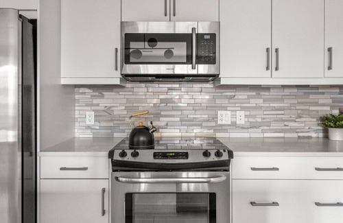 Victoria Park Apartment | Rooftop Patio 2BR, AC, Parking, +18 ONLY
