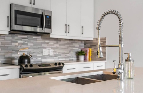 Victoria Park Apartment | Rooftop Patio 2BR, AC, Parking, +18 ONLY