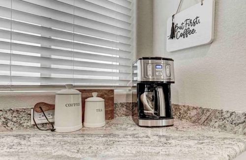 Monument House | Rooftop Patio, Hot Tub, EV charging, Mtn views, close to AFA!