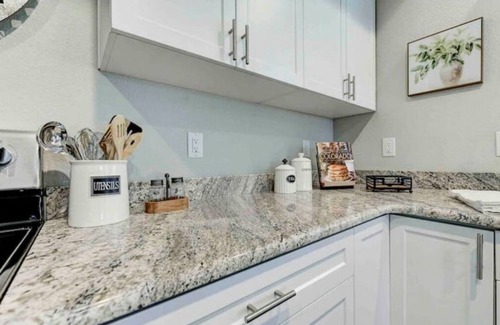 Monument House | Rooftop Patio, Hot Tub, EV charging, Mtn views, close to AFA!