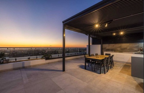 Eastgardens Apartment | Rooftop Penthouse - panoramic views of a golf course, city skyline & Botany Bay