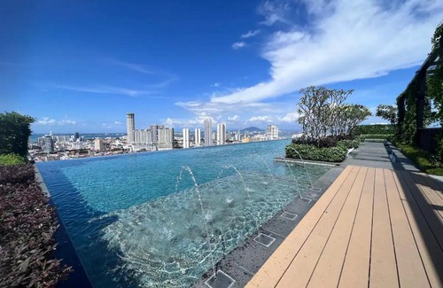George Town Apartment | Rooftop Pool, 8 Pax, 2 Bedrooms, 2 Bathrooms, 2 Car Parks by Star Home