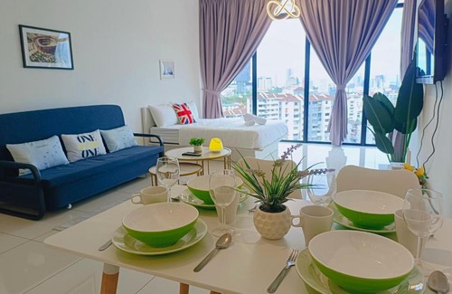 George Town Apartment | Rooftop Pool, 8 Pax, 2 Bedrooms, 2 Bathrooms, 2 Car Parks by Star Home