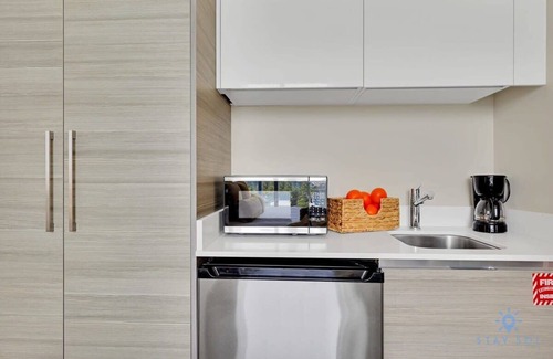 Hollywood Apartment | Rooftop Pool & Hot Tub+ Gym+ Near Beach