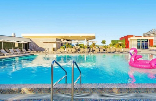 Hollywood Apartment | Rooftop Pool & Hot Tub+ Gym+ Near Beach