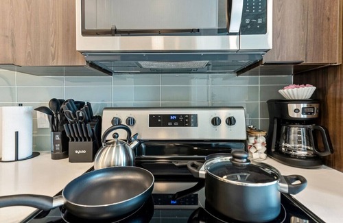 Rio Grande Apartment | Rooftop Pool + Hot tub | Gym | King Bed | Parking