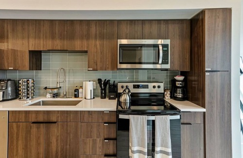 Rio Grande Apartment | Rooftop Pool + Hot tub | Gym | King Bed | Parking