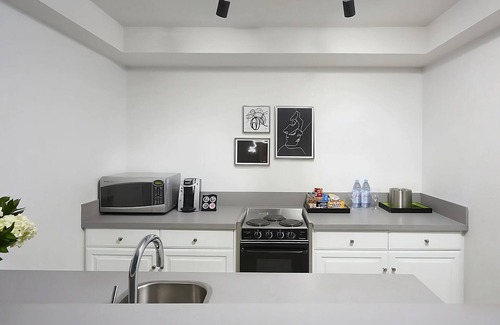 Norma Triangle House | Rooftop Pool, Poolside Bar, Pets Allowed. Close to Petersen Automotive Museum