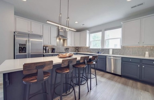 North Charlotte House | Rooftop Retreat — Heart of NoDa— Light Rail —Sauna