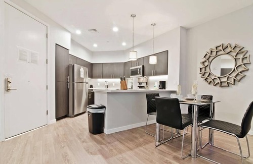 Menlo Park Apartment | Rooftop Sky Lounge w/BBQ & Fire Pit | Near Stanford Hospital
