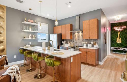 Talbot's Corner Apartment | Rooftop Views Stylish Decor Nash Downtown Access