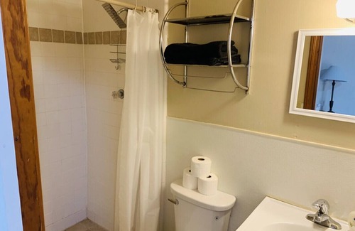 Harper Hotel | Room 12 - Standard Queen - Sleeps 2 - Harper Motel