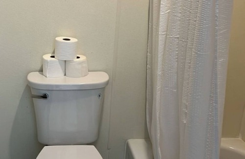Harper Hotel | Room 18 - Standard Queen - Sleeps 4 - Harper Motel