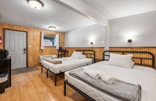 Deadwood Hotel | Room 20 – Spacious Stay