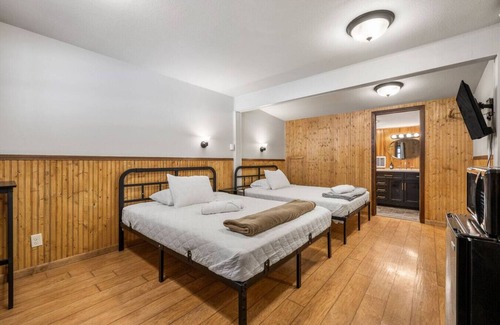 Deadwood Hotel | Room 20 – Spacious Stay