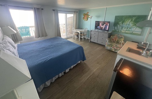 Topsail Beach Hotel | Room #205 Mini Efficiency King Bed Pets Yes