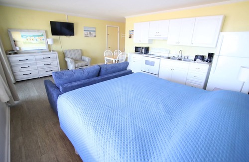 Topsail Beach Hotel | Room #207 Efficiency King w/Kitchen Dog NO