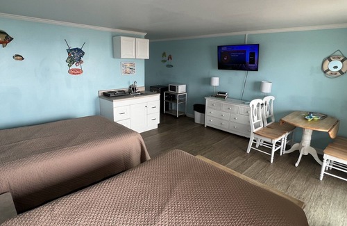 Topsail Beach Hotel | Room #210 Mini Efficiency 2 Double Beds Pets Yes