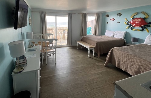 Topsail Beach Hotel | Room #210 Mini Efficiency 2 Double Beds Pets Yes