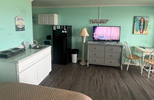 Topsail Beach Hotel | Room #214 Mini Efficiency 2 Double Beds Pets Yes