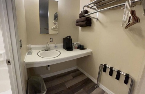 Harper Hotel | Room 25 - Standard Queen - Sleeps 2 - Harper Motel