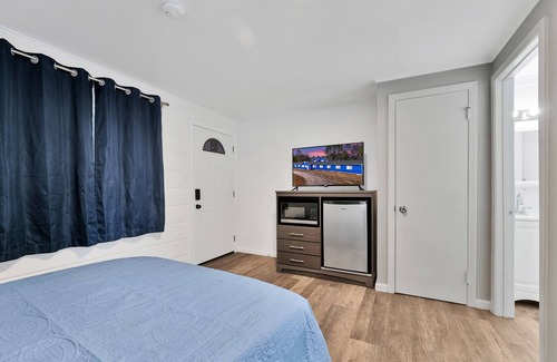 Houghton Lake Hotel | Room #3: Updated Suite w/2 Queen Beds
