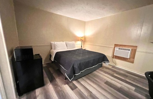 Harper Hotel | Room 30 - Standard Queen - Sleeps 2 - Harper Motel