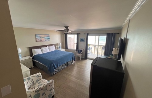 Topsail Beach Hotel | Room #315 Standard 1 King Bed Pets Yes